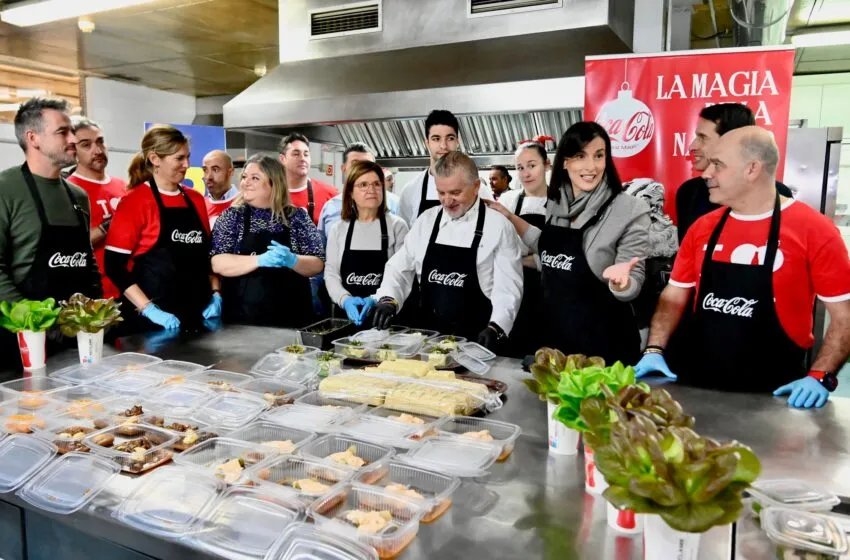  Ayuntamiento, Asociación de Cocineros y Coca-Cola reparten 300 comidas de Navidad en Santander