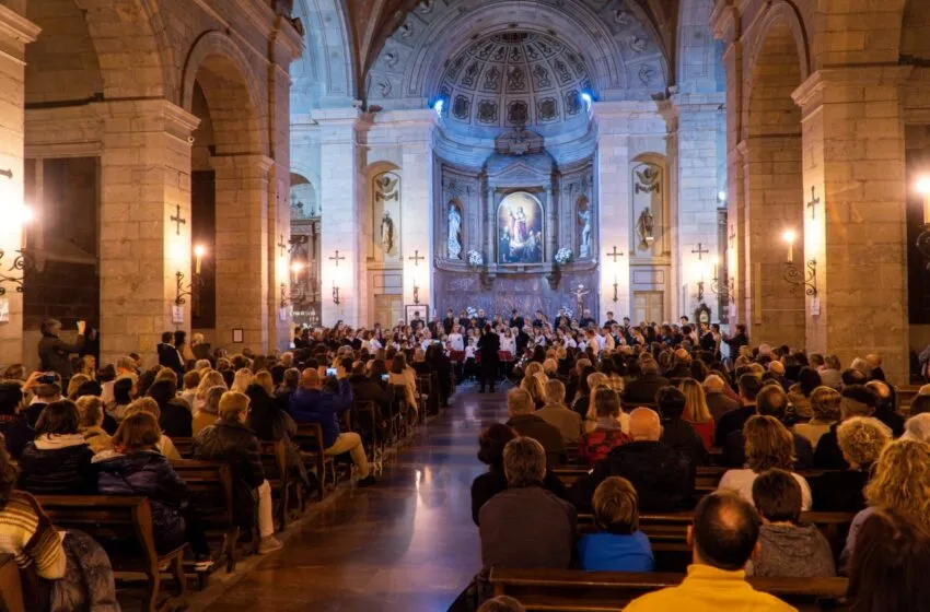  Voces unidas por la esperanza en Navidad concierto solidario.