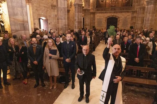  López Estrada destaca la “gran labor de cohesión y apoyo a los más humildes” que realiza la Parroquia de La Asunción