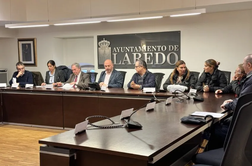 El Ayuntamiento de Laredo firma un acuerdo con los asentadores del Mercado de Abastos para retirar la demanda contra el Consistorio