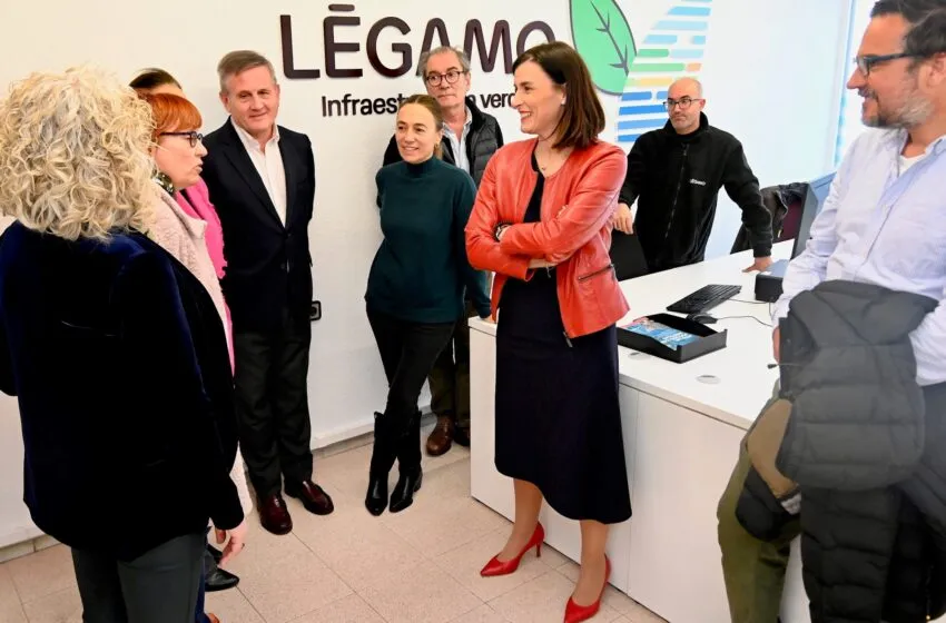 Noticias de Cantabria | El Cántabro | La alcaldesa visita la nueva oficina de atención ciudadana del servicio de Parques y Jardines