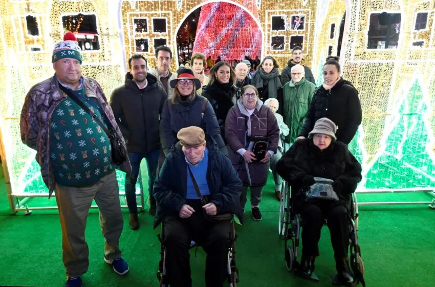 Noticias de Cantabria | El Cántabro | Mayores de las residencias de Santander disfrutan de un paseo en taxi para vivir el ambiente navideño