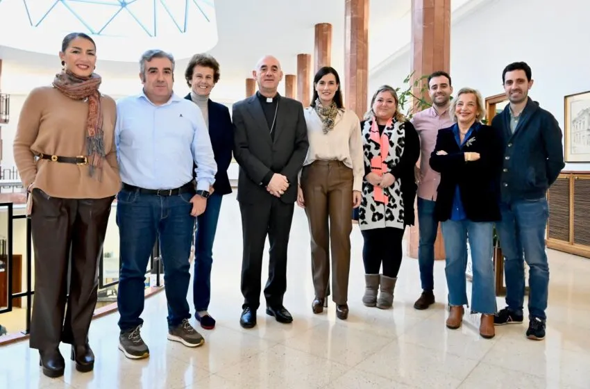  La alcaldesa recibe en el Ayuntamiento al nuevo Obispo de Santander