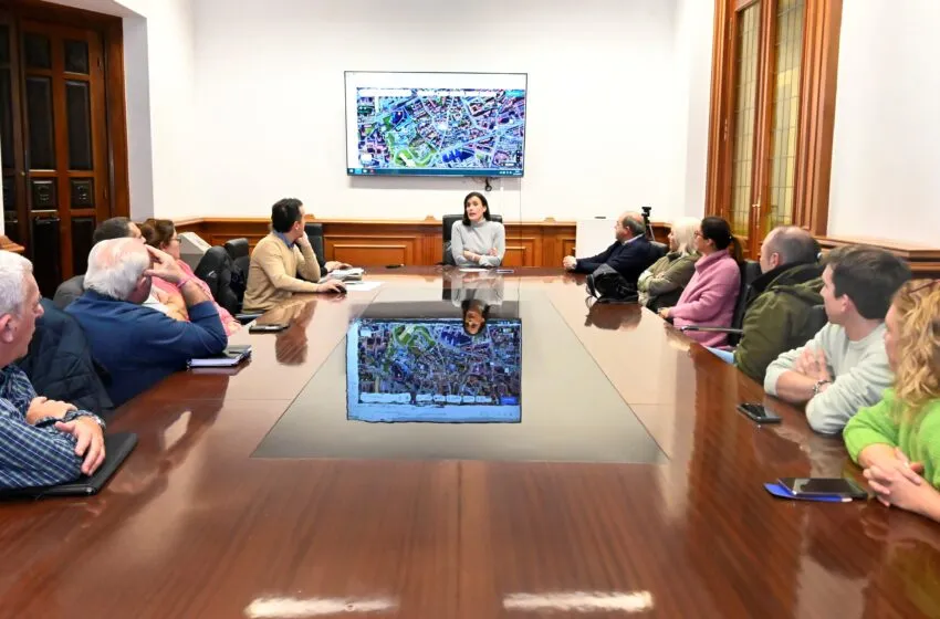  La alcaldesa comparte con los vecinos los detalles del nuevo itinerario mecánico Valdecilla – Cazoña