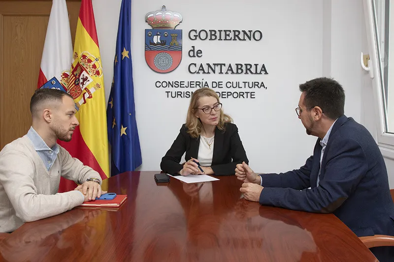 Cultura y el Ayuntamiento de Colindres abordan el avance de las obras de rehabilitación de la sala cine teatro para ampliar la oferta de actividades en el municipio