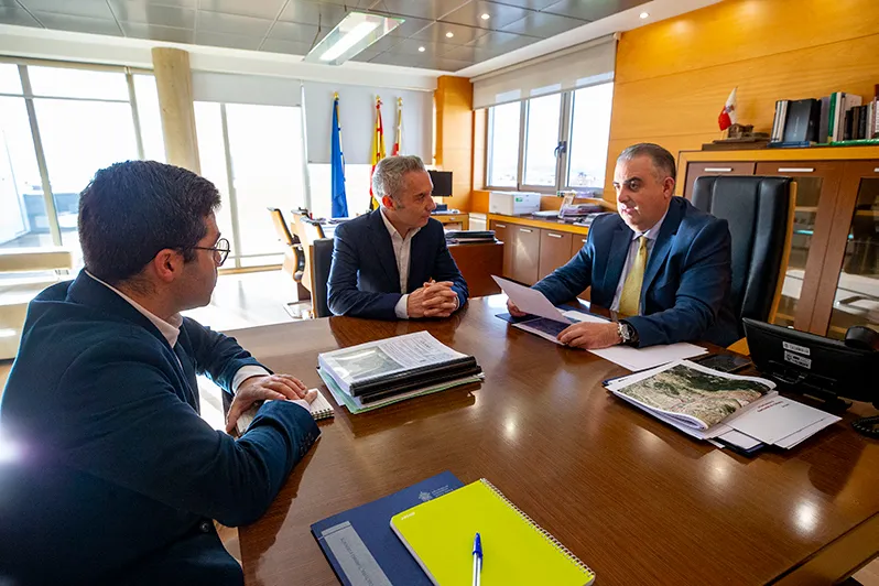  Fomento colaborará con Guriezo en la renovación de viales y la mejora de la red de saneamiento municipal