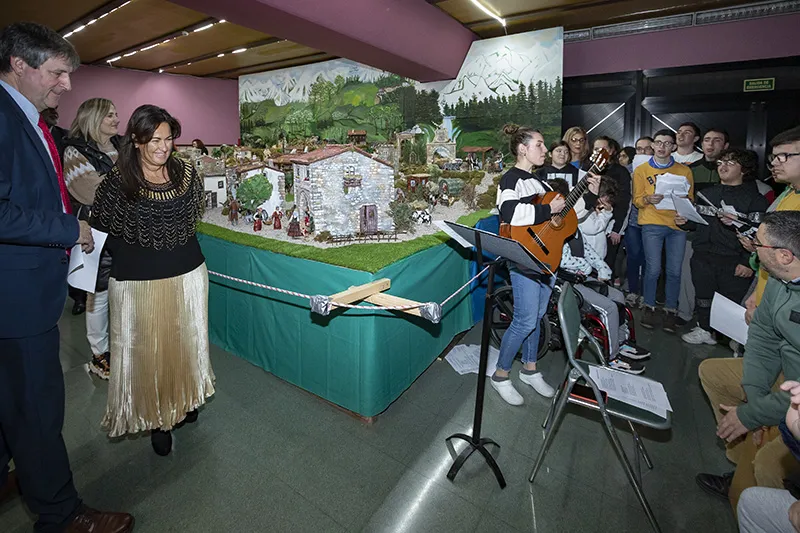  Gómez del Río destaca la importancia de transmitir valores de solidaridad y cooperación durante la inauguración del belén de la Fundación Fernando Arce