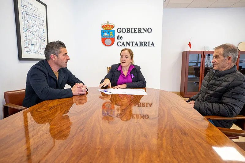 La Consejería de Presidencia acometerá la reforma de la cubierta de las Escuelas de Villasevil y dotará de más medios al Ayuntamiento de Santiurde de Toranzo