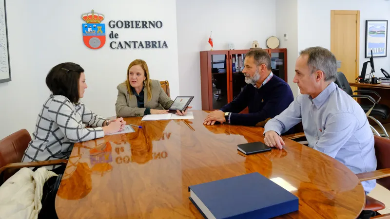 Noticias de Cantabria | El Cántabro | Urrutia recibe el reconocimiento de la alcaldesa de Corvera de Toranzo por la atención de dos incendios que tuvieron lugar el mes pasado en el municipio