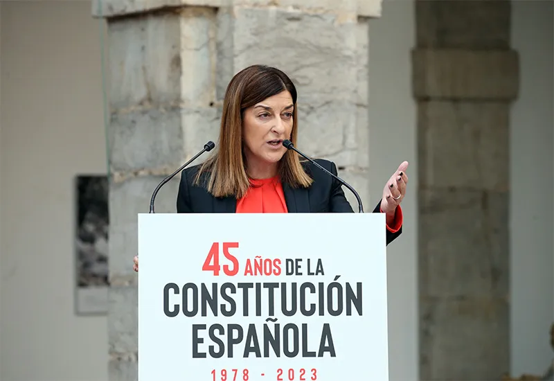 La presidenta de Cantabria llama a la unidad y al «constitucionalismo militante» para hacer frente «al mayor abuso institucional» en democracia