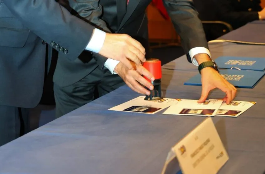  Correos presenta un sello que conmemora el Bicentenario de la Policía Nacional