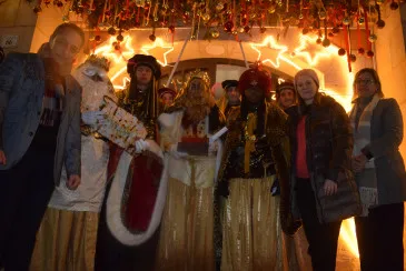  Majestades  aquí tenéis un plano de Piélagos y las llaves de los 12 pueblos del municipio para que esta noche podáis hacer bien vuestro trabajo