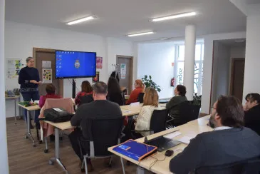  Los integrantes de la X Lanzadera de empleo conocen la oferta formativa del CEPA de Piélagos, cuya matrícula para el segundo cuatrimestre está abierta