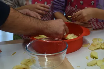  Padres e hijos comparten fogones en Piélagos y aprenden a comer bien, de forma sana y en familia