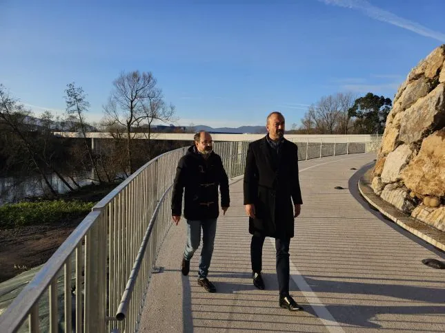  La rampa peatonal y ciclista conecta la pasarela sobre el Saja-Besaya con el parque de Las Tablas