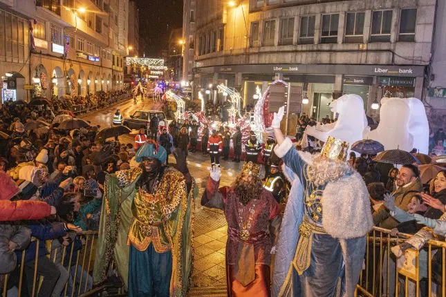 La lluvia no restó ilusión a la visita de Melchor, Gaspar y Baltasar a Torrelavega