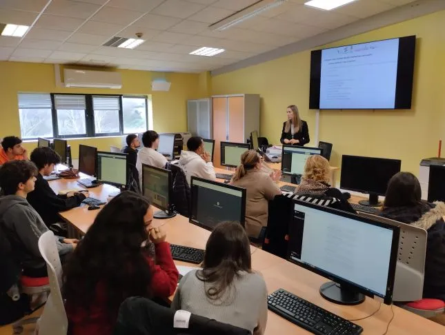  Los alumnos de las Lanzaderas de Empleo de Torrelavega asisten a un curso de Inteligencia Artificial