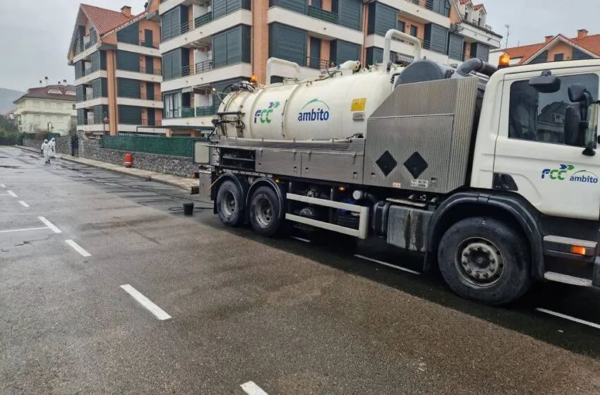  El Ayuntamiento sigue dando pasos en el plan de mantenimiento de las calles del municipio con la limpieza de los imbornales