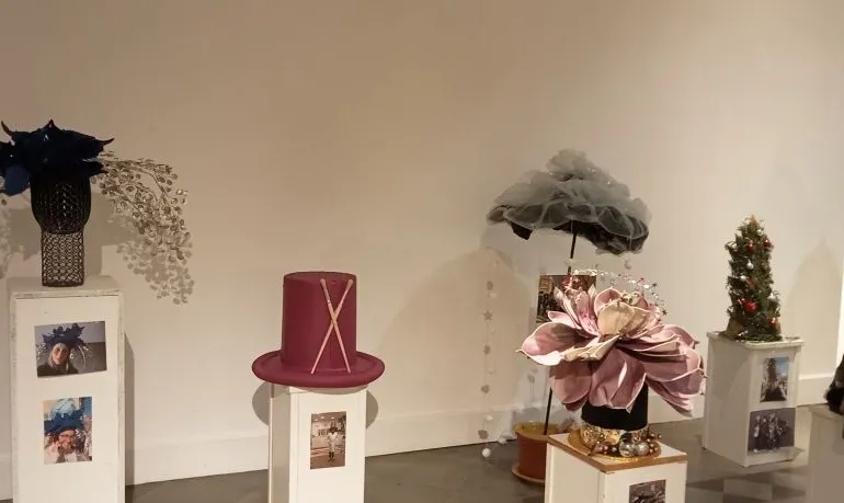 Noticias de Cantabria | El Cántabro | La Casona acoge una exposición con los originales sombreros de la fiesta Chapeau