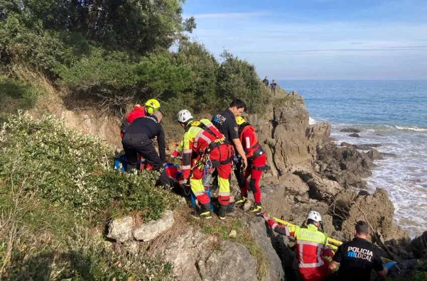 Herido muy grave un varón tras caer en una grieta de los acantilados de Noja