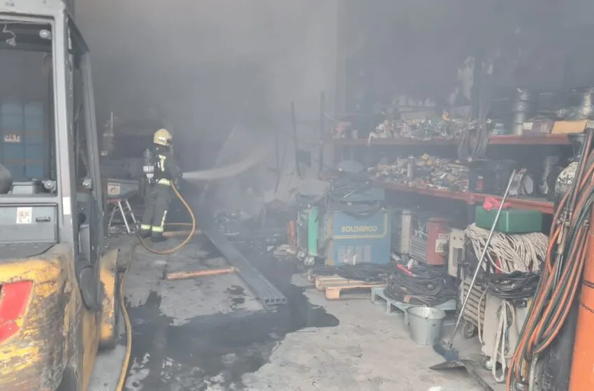  Incendio en una nave industrial de Ramales