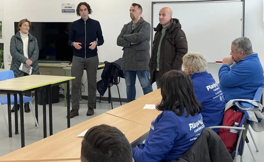  SOBERÓN VISITA A LOS PARTICIPANTES EN LA ESCUELA DE TALENTO JOVEN DE ASTILLERO