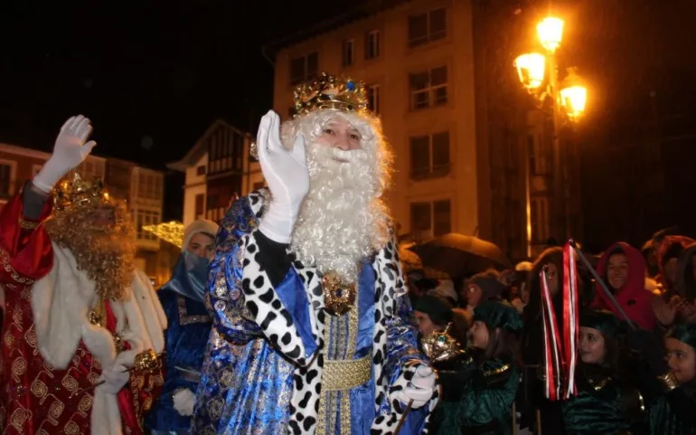  Los niños reinosanos reciben a los Reyes Magos con expectación y mucha ilusión