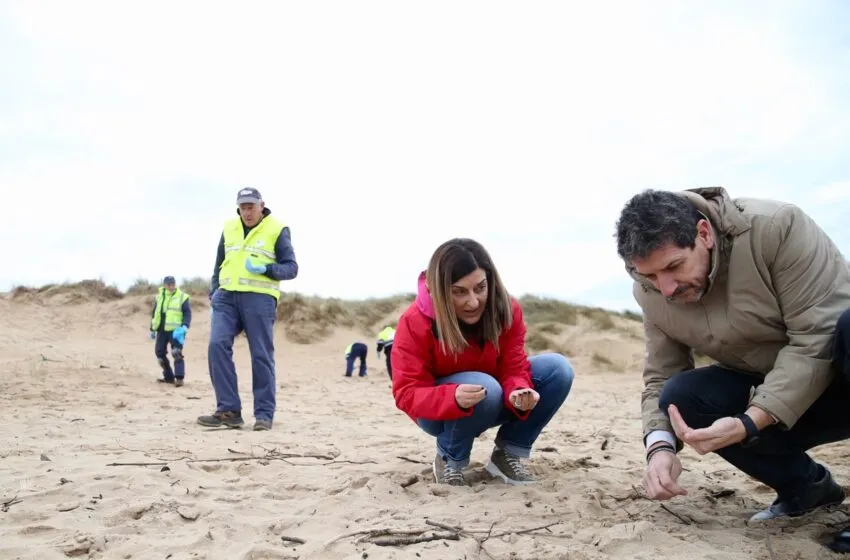 El Gobierno de Cantabria continúa los trabajos de vigilancia y retirada de pellets localizados en 15 playas de Cantabria