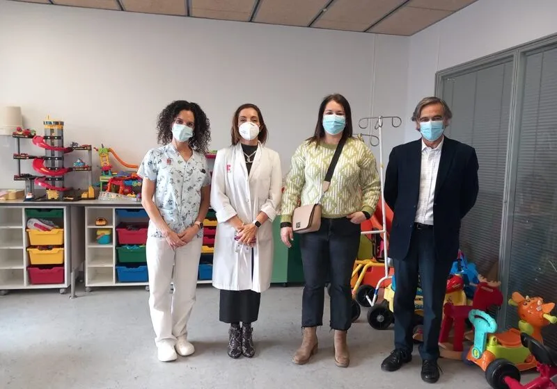 Noticias de Cantabria | El Cántabro | La ganadora del certamen de decoración navideña de Cabezón de la Sal dona el premio a la Fundación Marqués de Valdecilla para 'humanizar' espacios de Pediatría de Valdecilla