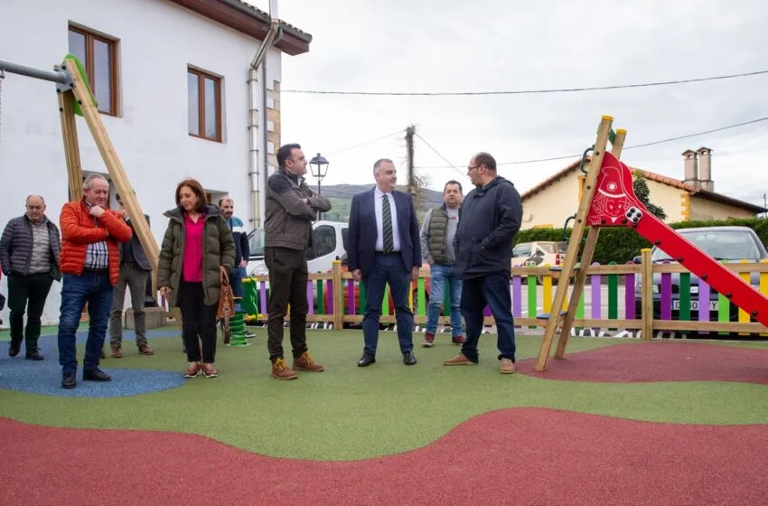  Fomento mejora el parque infantil de San Martín de Villafufre y un vial en Vega