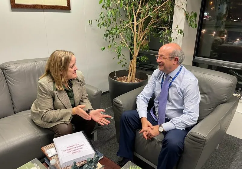 Noticias de Cantabria | El Cántabro | Urrutia entrega al responsable de la Comisión Europea un dossier sobre la preocupación institucional existente en España por su Estado de Derecho