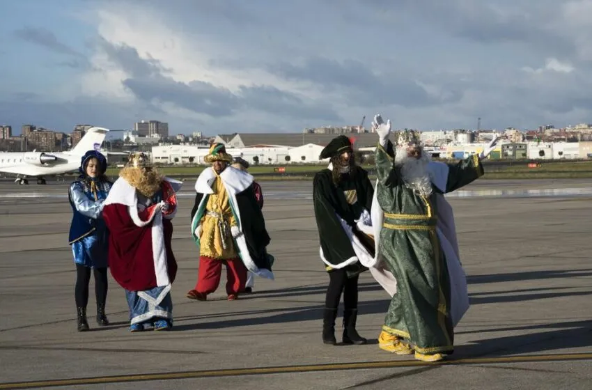 Noticias de Cantabria | El Cántabro | Cerca de 2.000 personas reciben en el aeropuerto de Maliaño a los Reyes Magos
