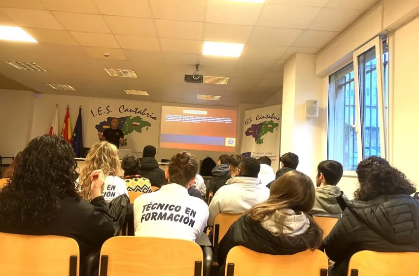 Noticias de Cantabria | El Cántabro | Bomberos de Santander ofrecen una charla formativa a alumnos del IES Cantabria