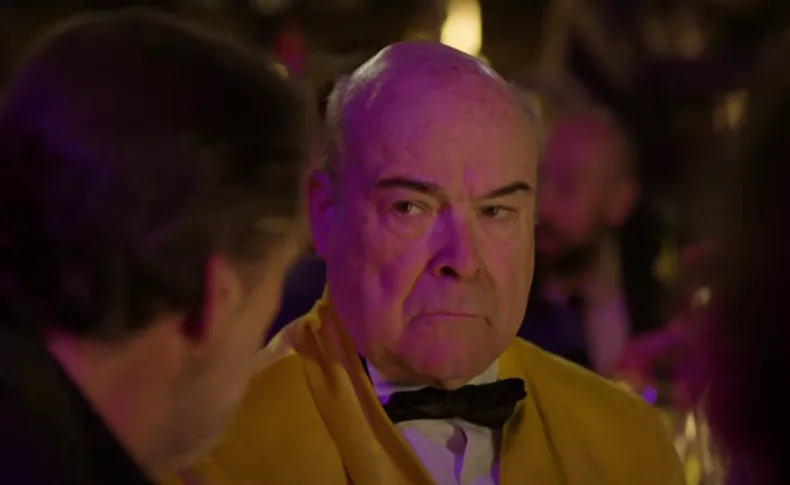  La falta de conexión de Serrines con el mundo contemporáneo resulta menos que entretenida.