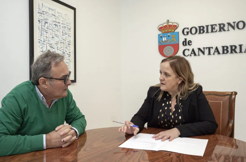  La consejera Isabel Urrutia comparte con el alcalde de Vega de Pas las nuevas medidas de inversión para los municipios en riesgo de despoblamiento