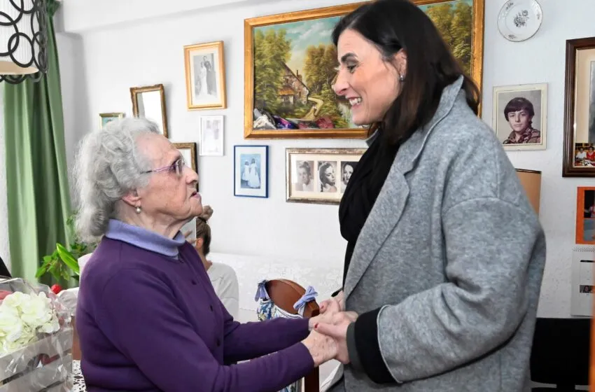  La alcaldesa visita a Rosalía Manteca, una de las usuarias más veteranas de teleasistencia