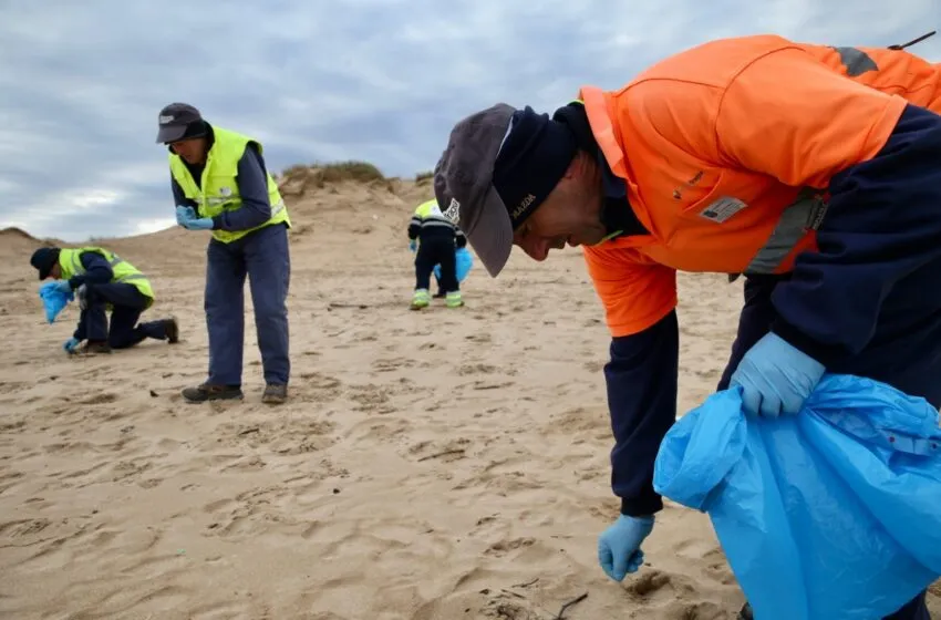  El operativo de limpieza y retirada de pellets se centra hoy en ocho playas de la Comunidad