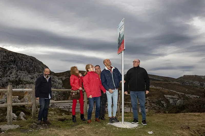  Eva Guillermina Fernández reconoce la gesta de Borja Ortiz en el descubrimiento de una placa conmemorativa al deportista en el alto de Los Machucos
