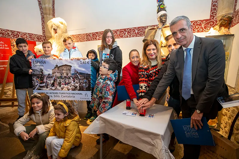  Un sello dedicado a La Vijanera de Silió abre la nueva serie filatélica dedicada a las Fiestas de Interés Turístico Nacional