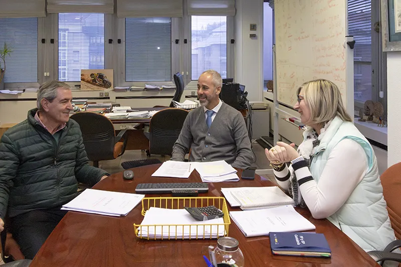  Silva analiza las necesidades educativas del colegio Portus Blendium de Suances
