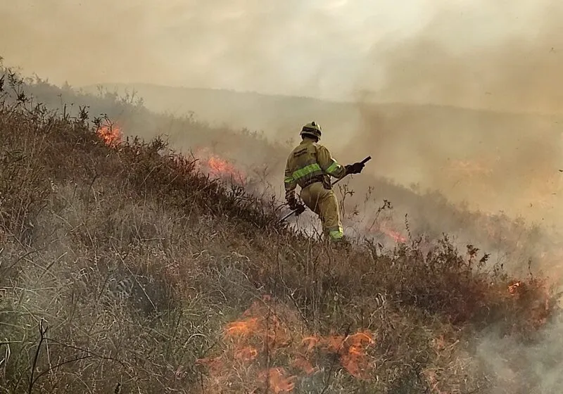 Cantabria activa la preemergencia del INFOCANT con 30 incendios forestales activos en plena alerta por viento sur