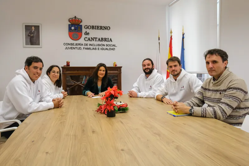  Gómez del Río pone en valor «las ganas de ayudar» de la joven Asociación Acuchus que presta apoyo a aquellos que más lo necesitan