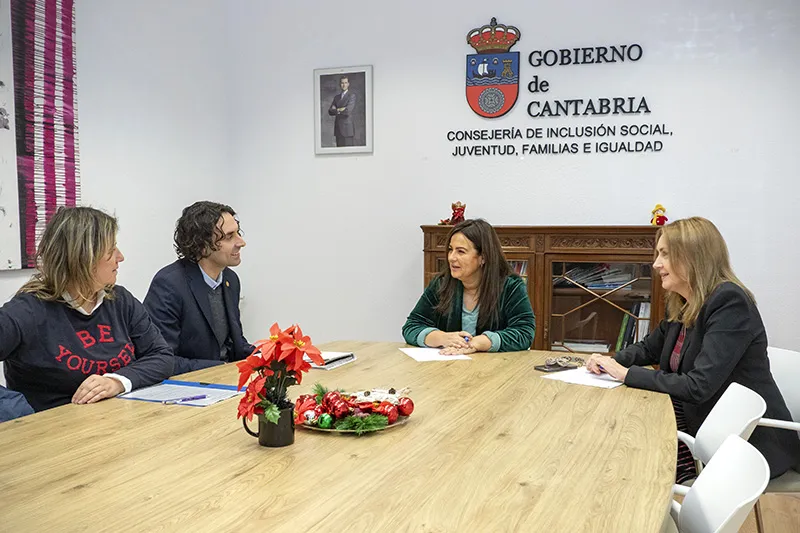  Gómez del Río analiza con el alcalde de El Astillero ámbitos de actuación comunes en políticas sociales