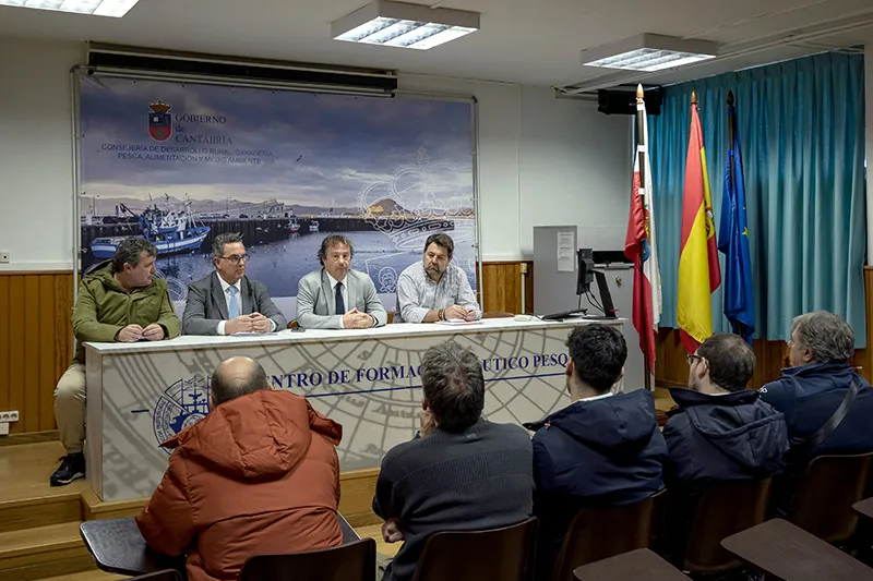 Noticias de Cantabria | El Cántabro | Palencia transmite tranquilidad al sector pesquero y llama a la calma ante la "escasa presencia" de pellets en la costa cántabra