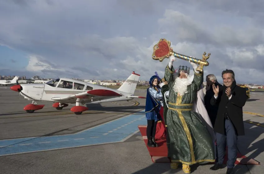  Cerca de 2.000 personas reciben en el aeropuerto de Maliaño a los Reyes Magos