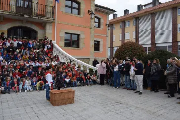  Alumnos del CEIP El  Mimbral de Renedo cantan las tradicionales marzas y recaudan alimentos y productos de higiene infantil para Cruz Roja Cantabria