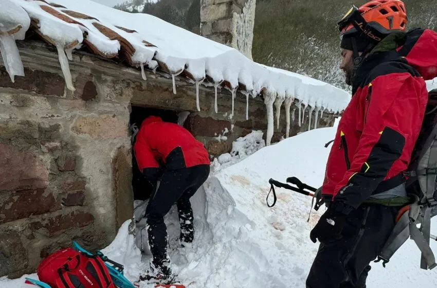  Técnicos de Protección Civil y Emergencias del Gobierno rescatan a dos mujeres aisladas por la nieve en un refugio de Branavieja
