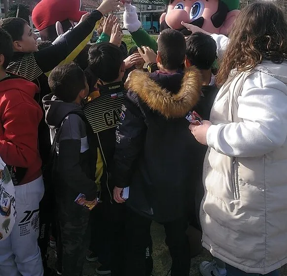  Éxito de participación en la segunda jornada de intercambio de cromos en Sarón