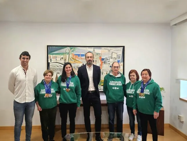  López Estrada felicita a los nadadores del CNT por sus éxitos en el Campeonato de España Open de Invierno Natación Máster