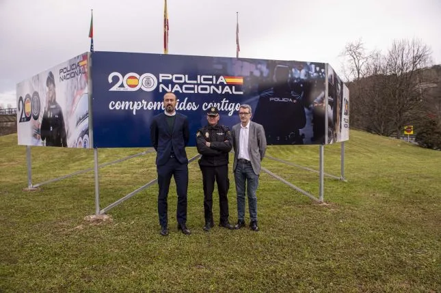 Un gran panel a la entrada de Torrelavega agradece la labor de la Policía Nacional en su bicentenario